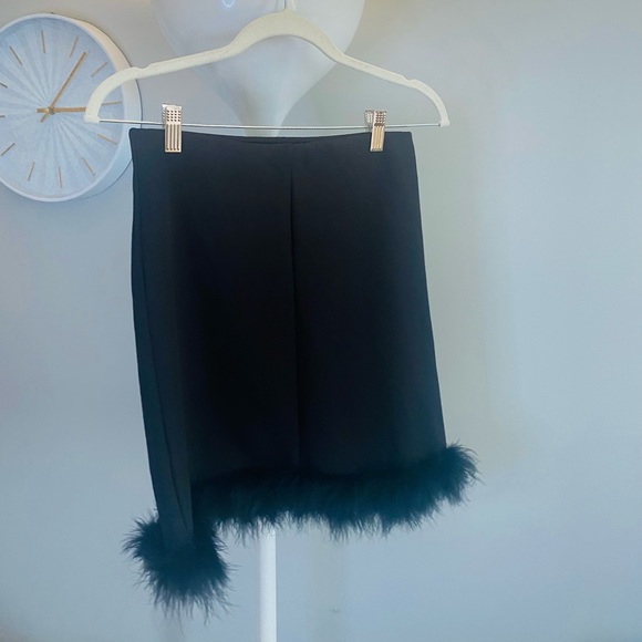 Black mini skirt with fur trim. - Picture 3 of 3